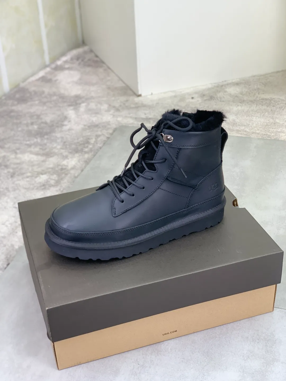 Men's men's shoes 💰P640 New top version UGG 2025 autumn and winter high-top new casual shoes new series Ansley Mules Fashionable and comfortable shallow flat slip-on casual loafers ✨ Classic suede cowhide with 10mm wool lining Insole Fleece collar Soft and comfortable ❤️ Decorated with UGG classic heat embossed brand logo on the back side Full texture Lightweight rubber sole Anti-slip, wear-resistant and comfortable Color: Black Brown Size: 39-45